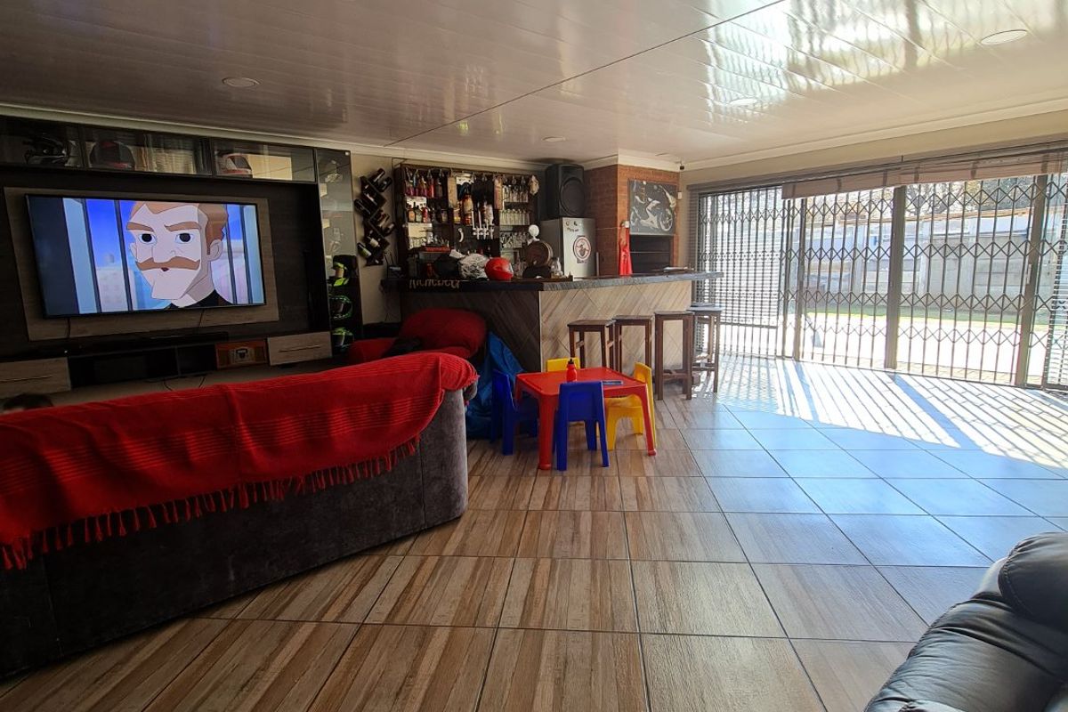 This modern house is situated close to very popular primary & high school in Sasolburg. - Photo 5