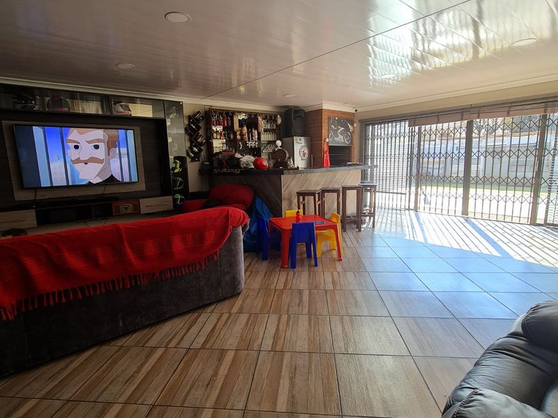 This modern house is situated close to very popular primary & high school in Sasolburg. - Photo 5