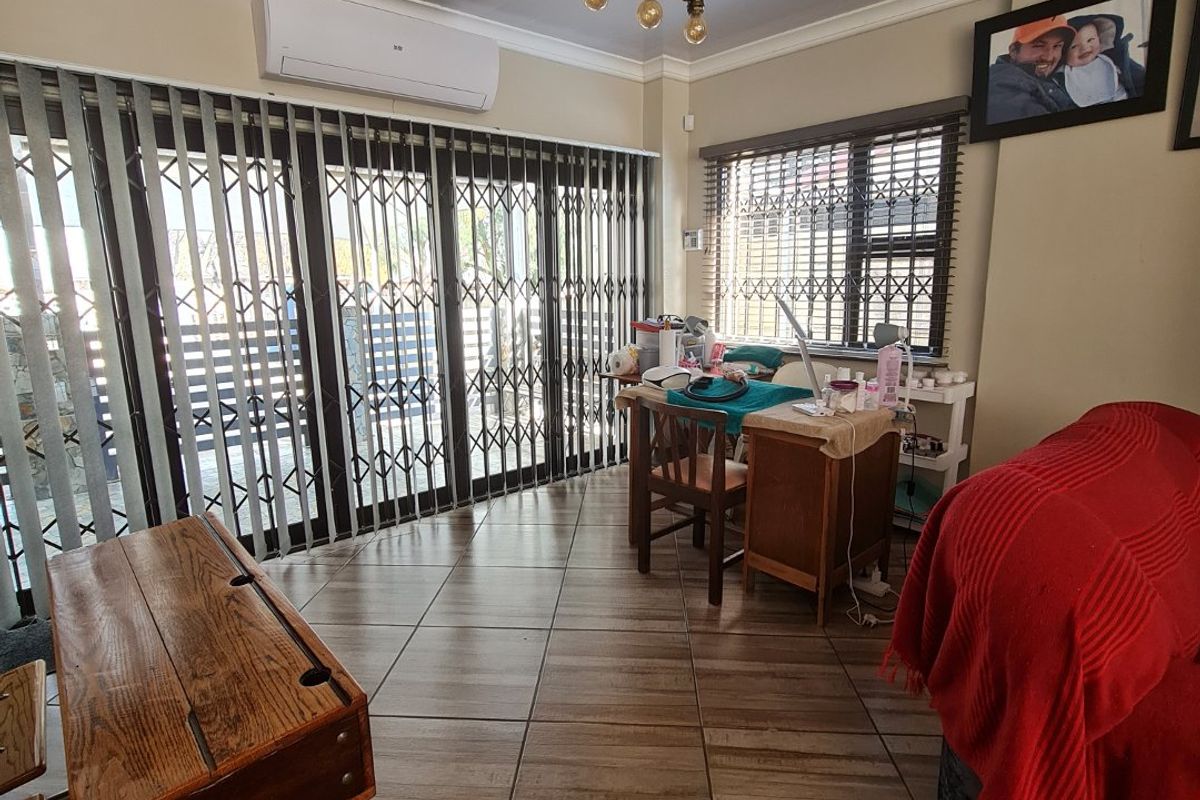 This modern house is situated close to very popular primary & high school in Sasolburg. - Photo 4