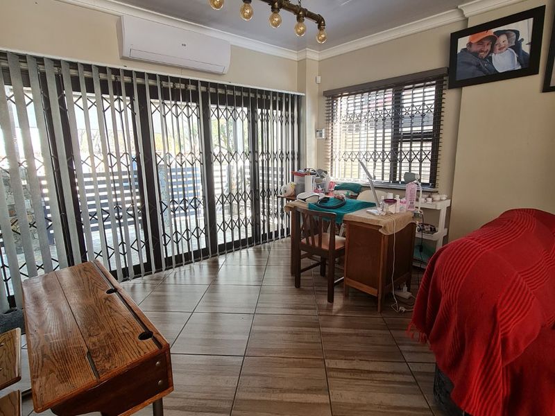 This modern house is situated close to very popular primary & high school in Sasolburg. - Photo 4