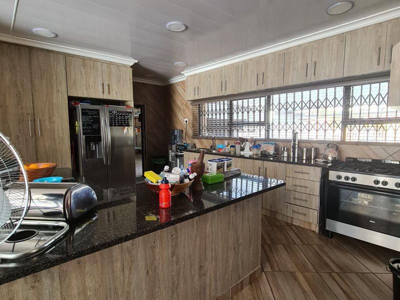 This modern house is situated close to very popular primary & high school in Sasolburg. - Photo 7