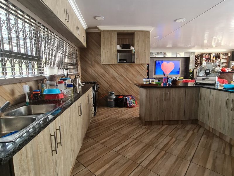 This modern house is situated close to very popular primary & high school in Sasolburg. - Photo 8