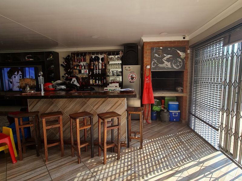 This modern house is situated close to very popular primary & high school in Sasolburg. - Photo 6