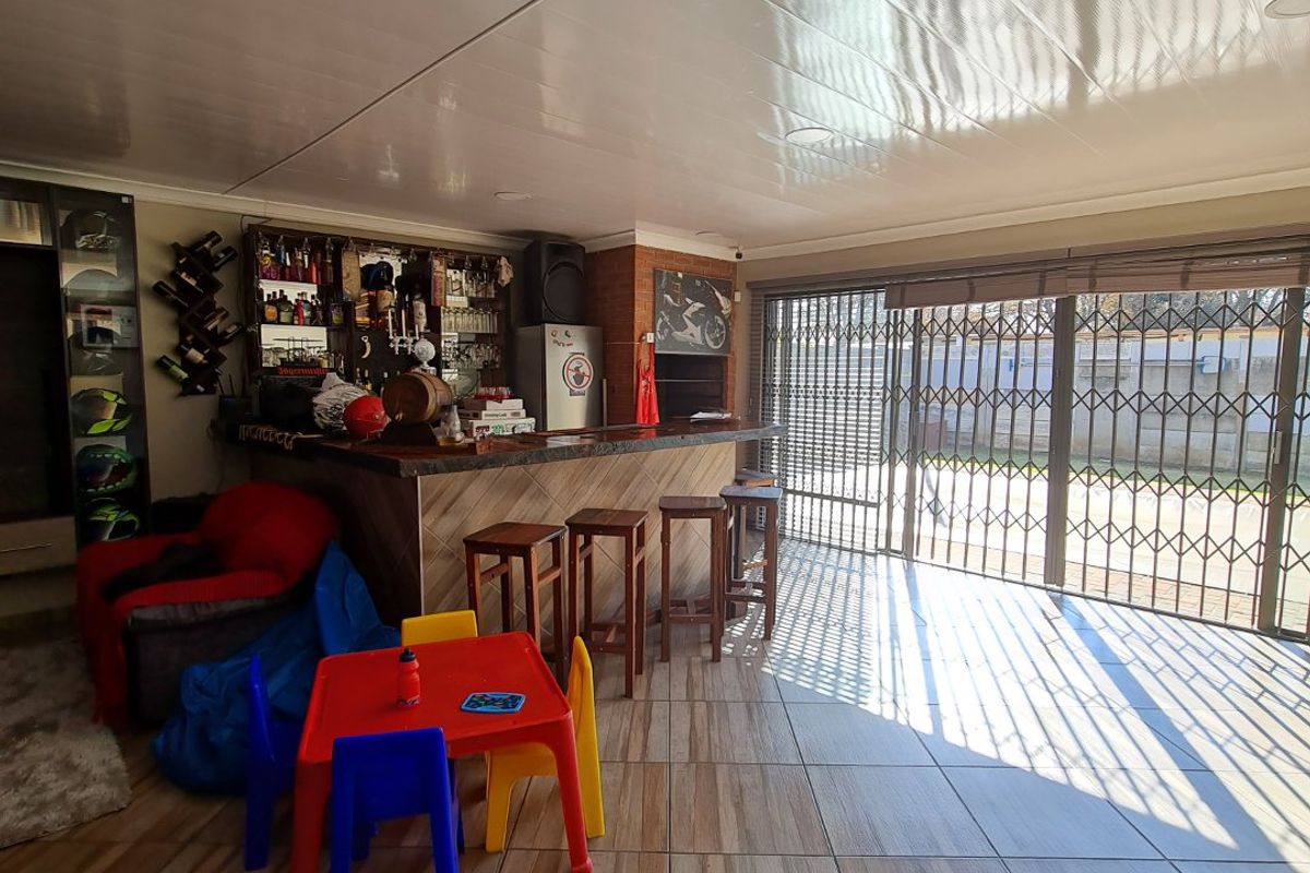 This modern house is situated close to very popular primary & high school in Sasolburg. - Photo 2