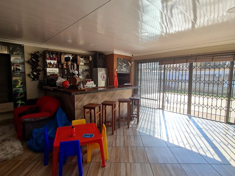 This modern house is situated close to very popular primary & high school in Sasolburg. - Photo 2