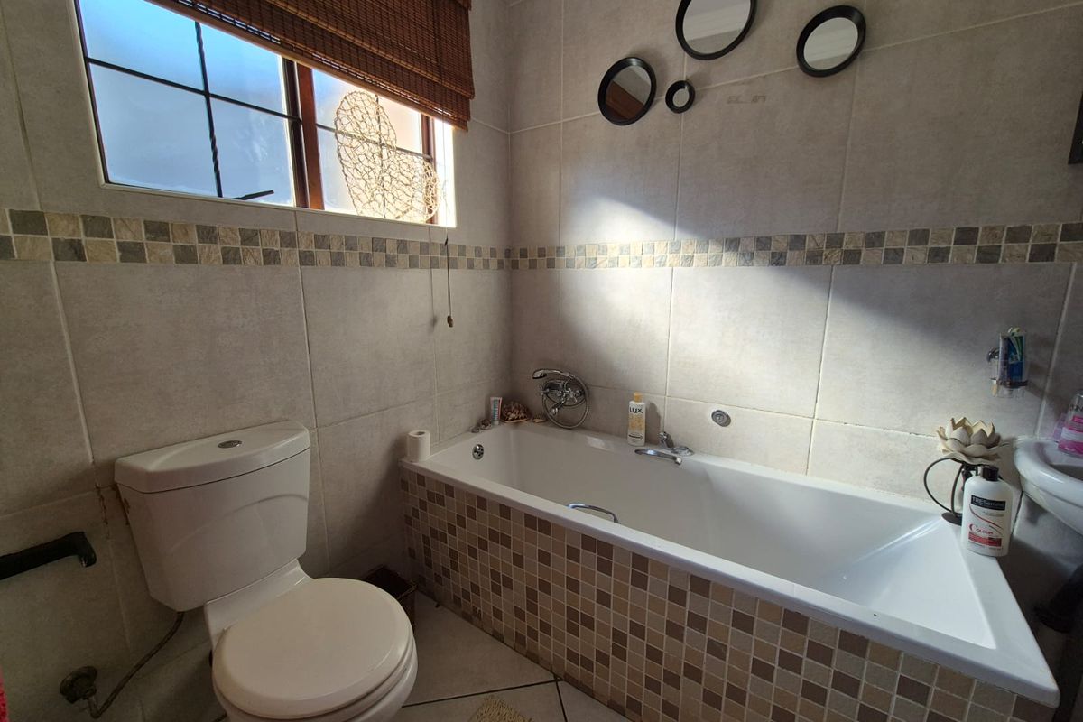 !SECURE ESTATE LIVING – WALK TO EVERYTHING YOU NEED! - Photo 5