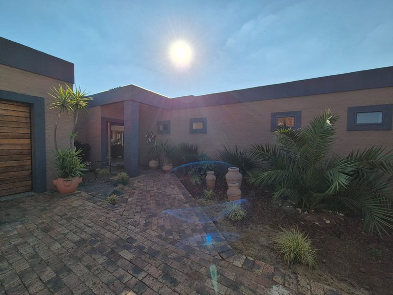 !SECURE ESTATE LIVING – WALK TO EVERYTHING YOU NEED! - Photo 10