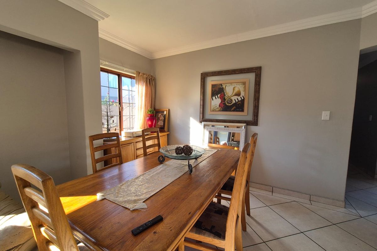 !SECURE ESTATE LIVING – WALK TO EVERYTHING YOU NEED! - Photo 3