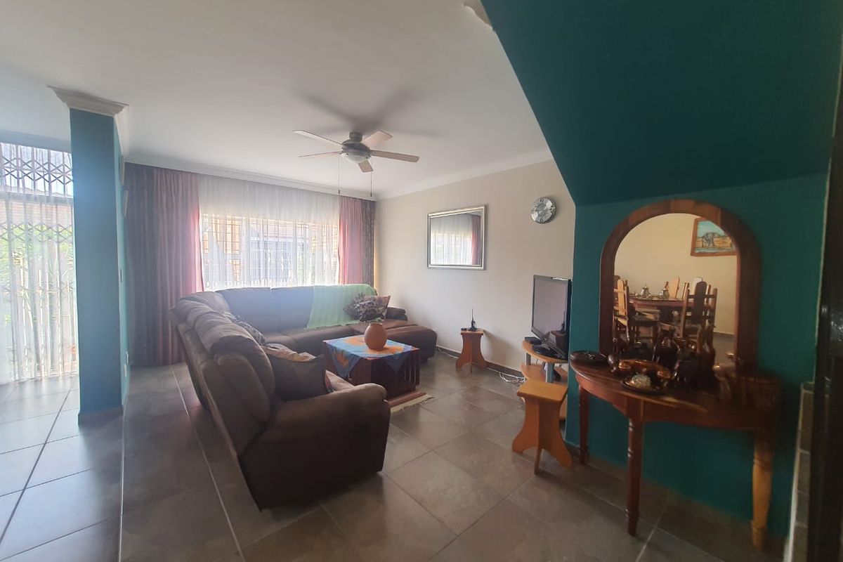 Flora Garden Townhouse (Very Secure Area) - Photo 4