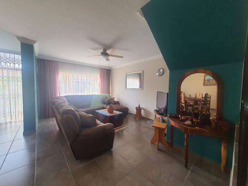 Flora Garden Townhouse (Very Secure Area) - Photo 4