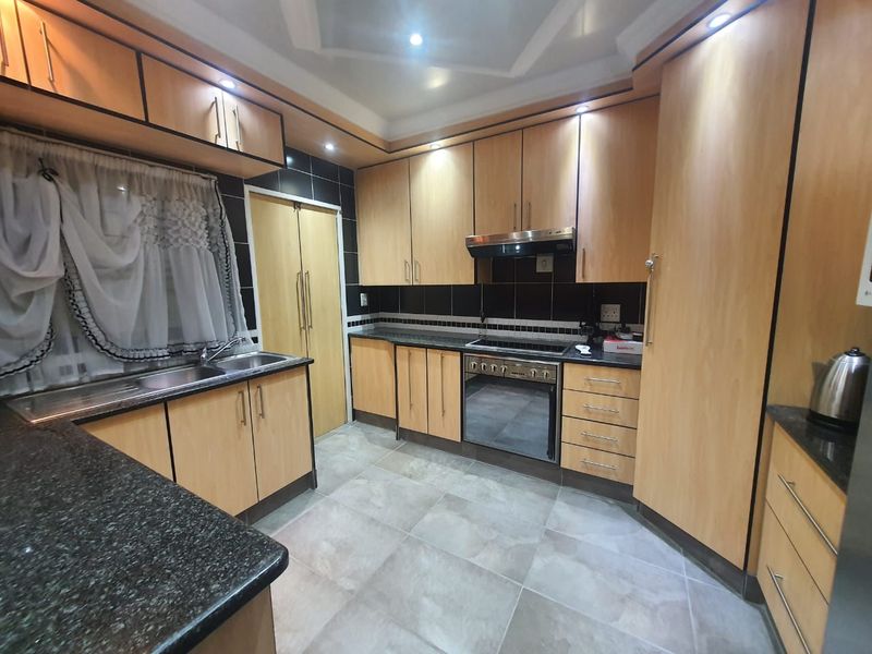 Flora Garden Townhouse (Very Secure Area) - Photo 6