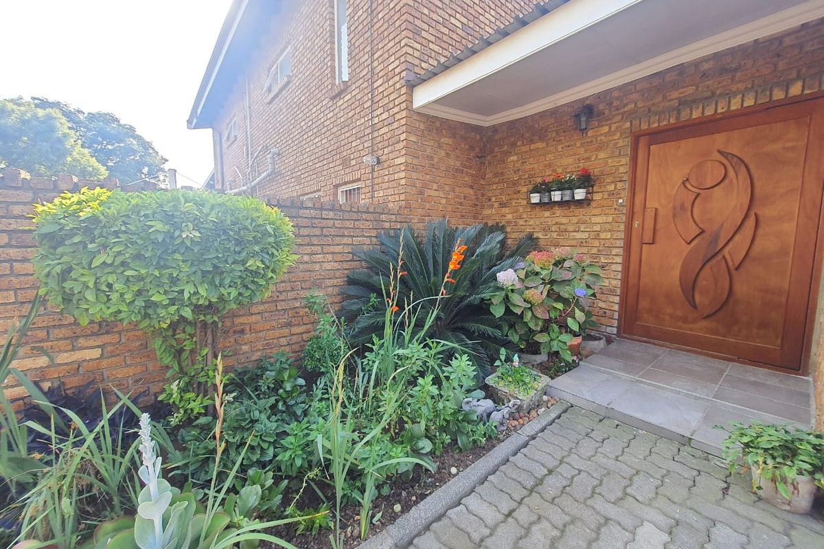 Flora Garden Townhouse (Very Secure Area) - Photo 2