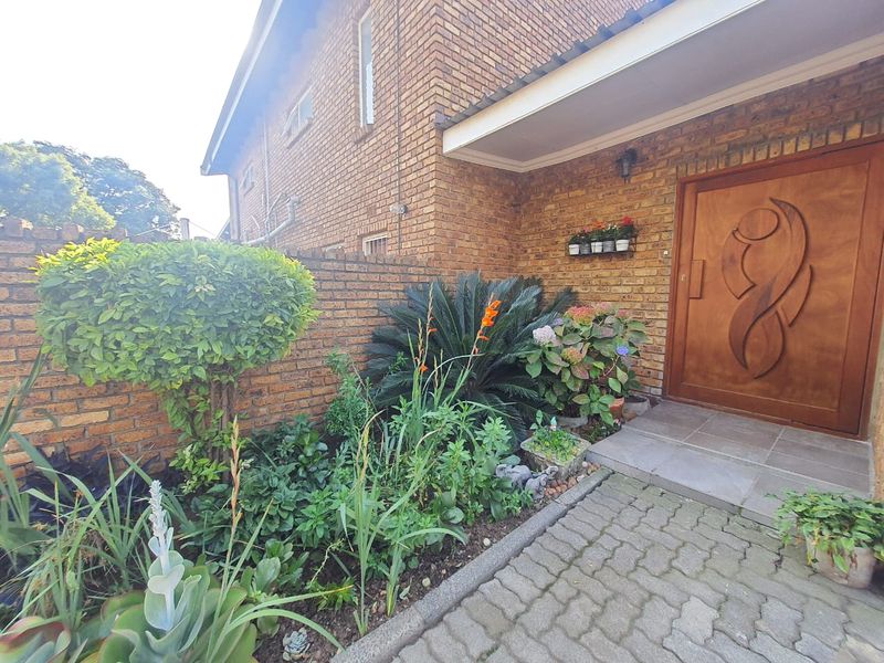 Flora Garden Townhouse (Very Secure Area) - Photo 2