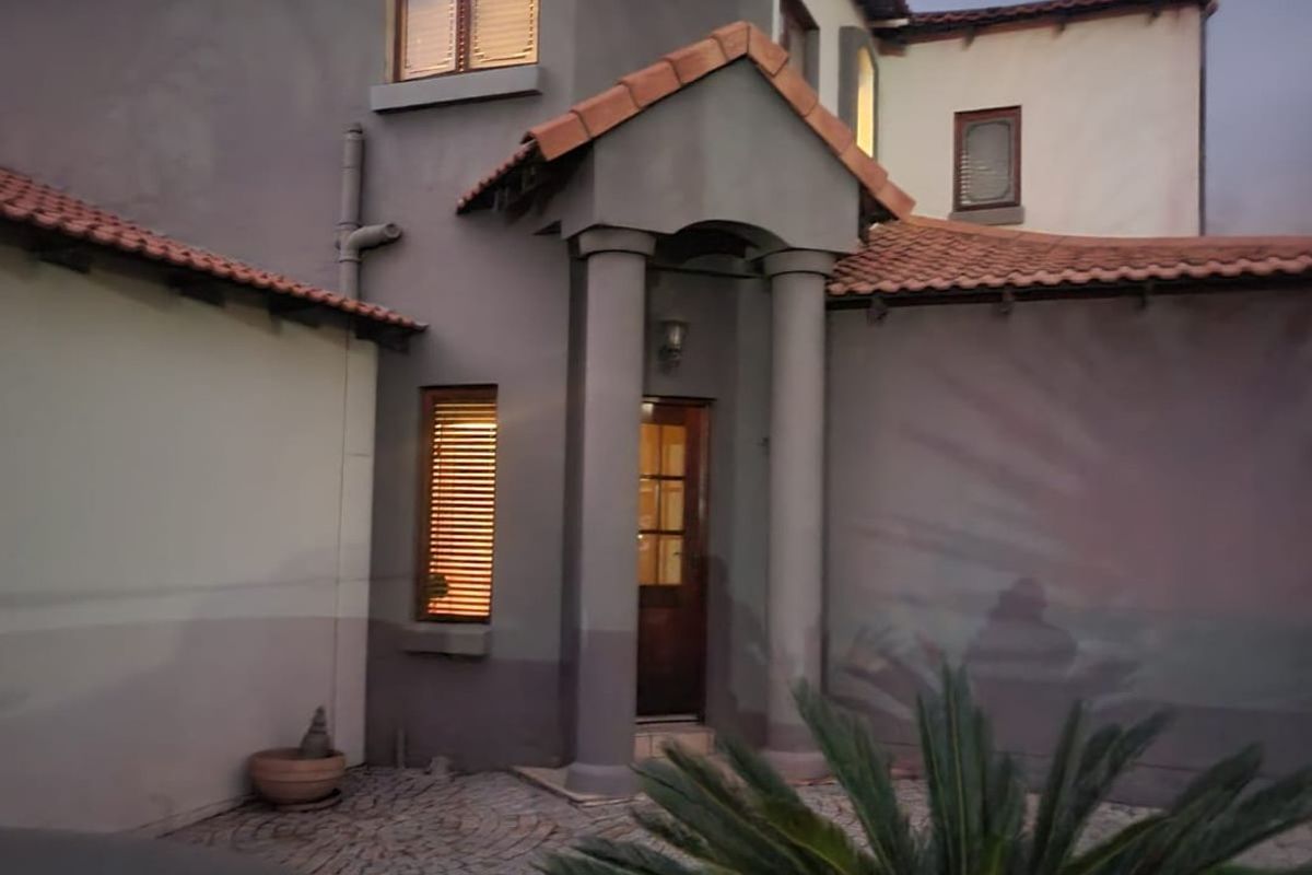 Modern townhouse for sale in Golf Estate - Photo 2