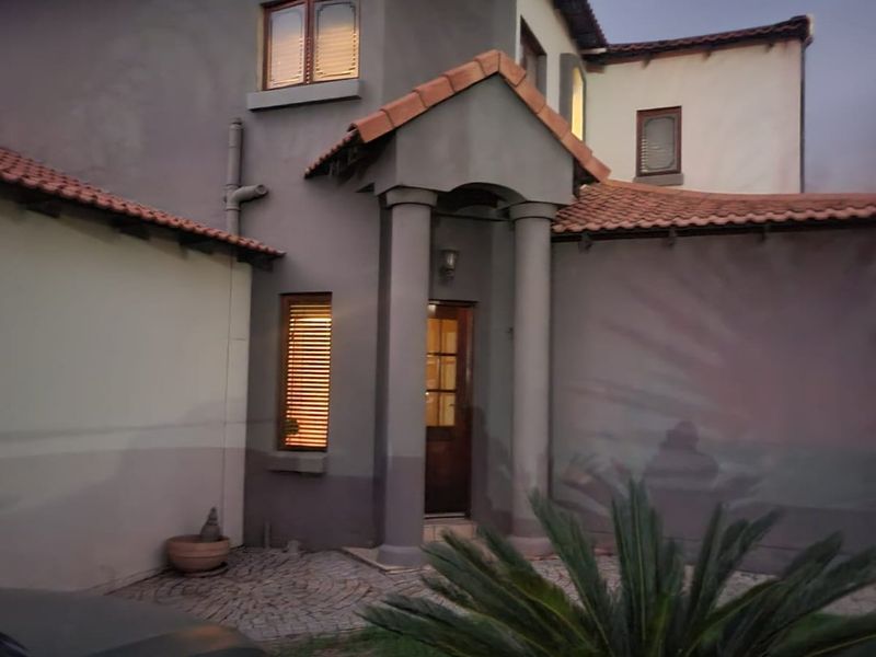 Modern townhouse for sale in Golf Estate - Photo 2