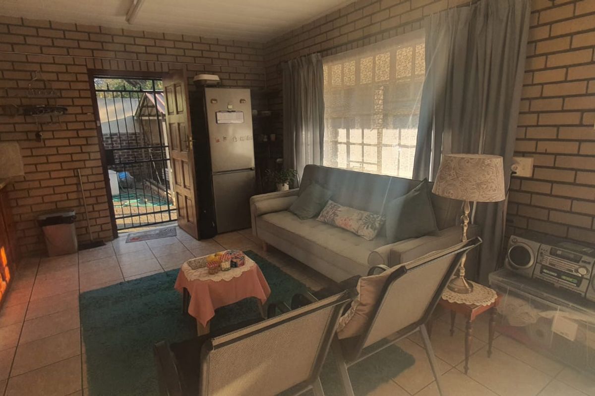 Well Maintained low maintenance home in three rivers east with a flat - Photo 2