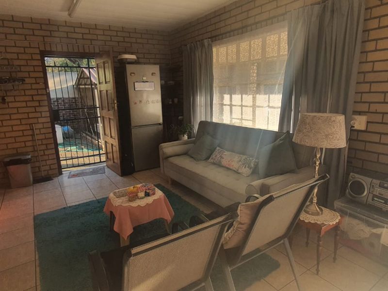 Well Maintained low maintenance home in three rivers east with a flat - Photo 2