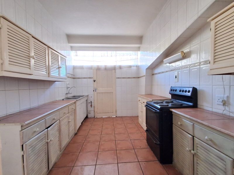 3 Bedroom apartment with own private back yard and complex play area for the little ones. - Photo 5