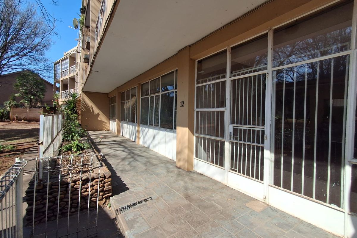 3 Bedroom apartment with own private back yard and complex play area for the little ones. - Photo 2