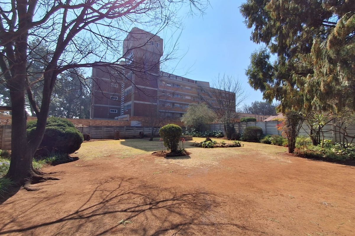 Spacious Spacious 1 Bedroom Flat at well kept and secure complex in Three Rivers.. - Photo 2