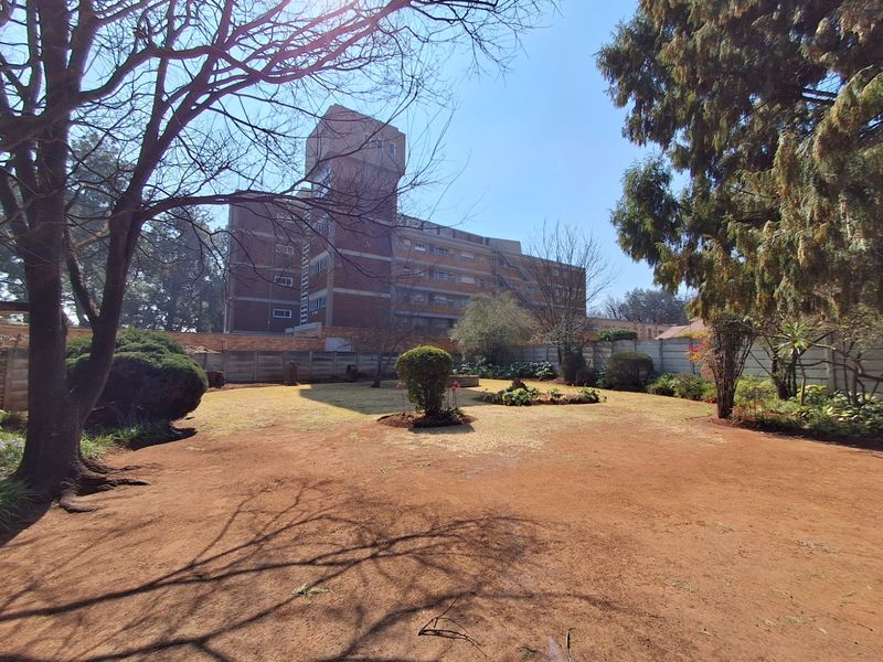 Spacious Spacious 1 Bedroom Flat at well kept and secure complex in Three Rivers.. - Photo 2