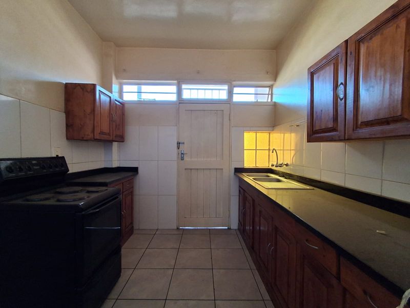 Spacious Spacious 1 Bedroom Flat at well kept and secure complex in Three Rivers.. - Photo 8