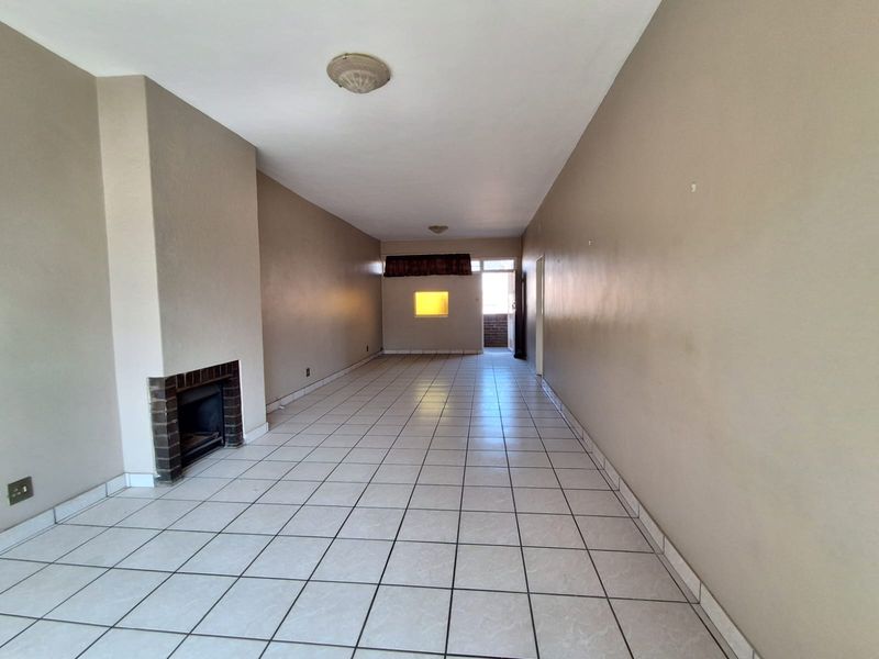 Spacious Spacious 1 Bedroom Flat at well kept and secure complex in Three Rivers.. - Photo 6