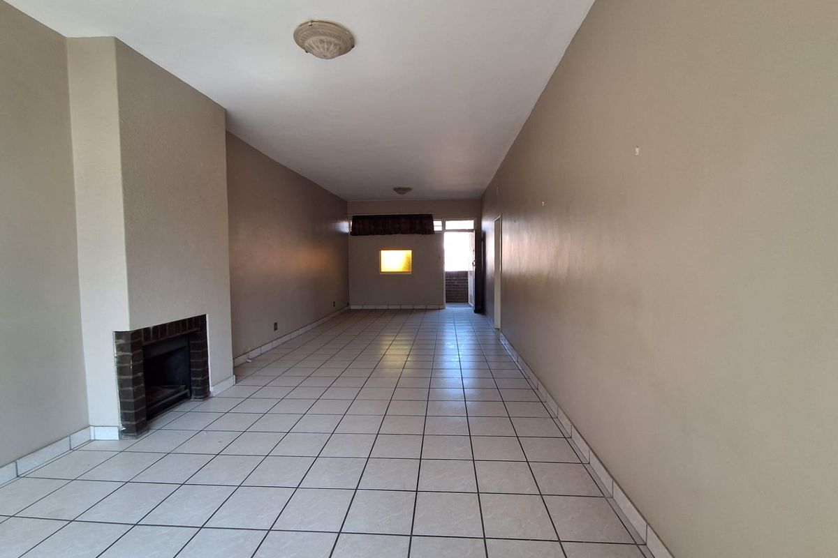 Spacious Spacious 1 Bedroom Flat at well kept and secure complex in Three Rivers.. - Photo 5