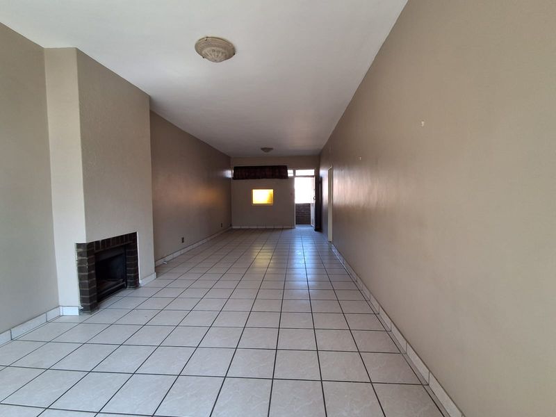 Spacious Spacious 1 Bedroom Flat at well kept and secure complex in Three Rivers.. - Photo 5