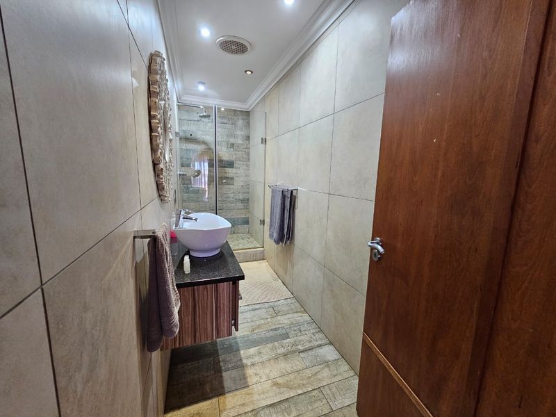 Luxury Riverfront Property.. - Photo 9