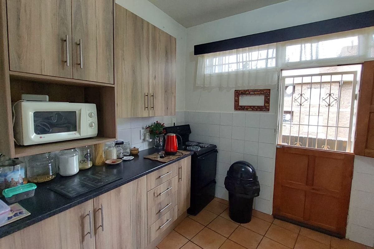 Lovely 2 Bedroom flat for sale in Three Rivers - Photo 3