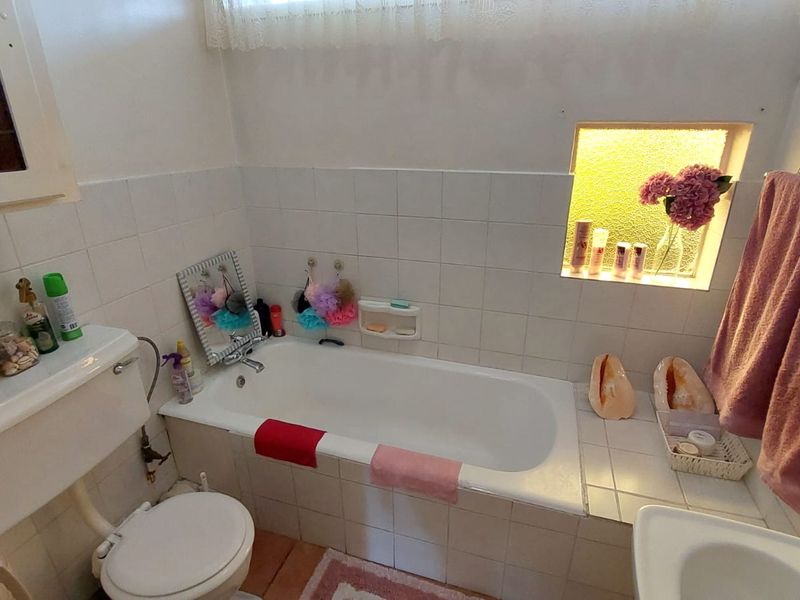 Lovely 2 Bedroom flat for sale in Three Rivers - Photo 8
