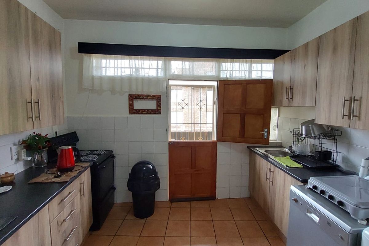 Lovely 2 Bedroom flat for sale in Three Rivers - Photo 2