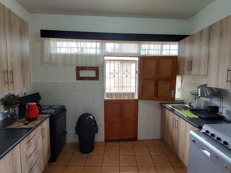 Lovely 2 Bedroom flat for sale in Three Rivers - Photo 2