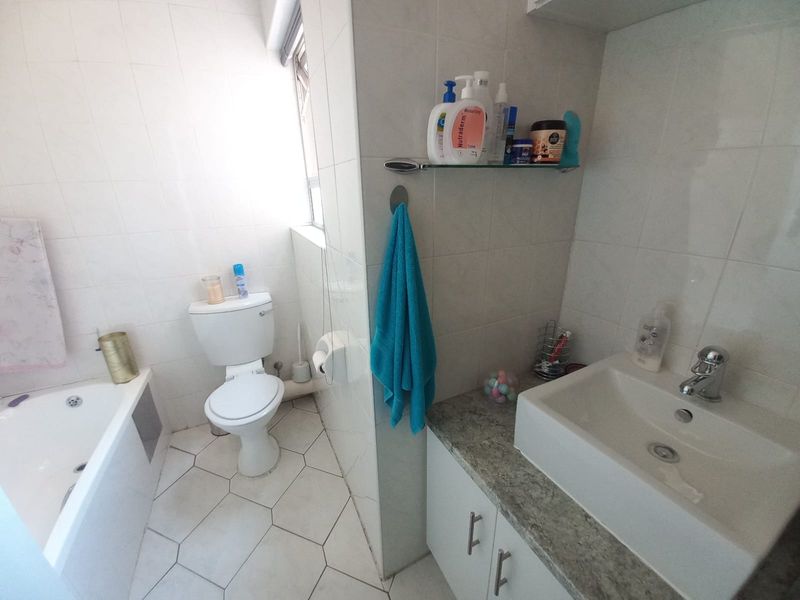 2 Bedroom apartment to rent in a river complex - Photo 9