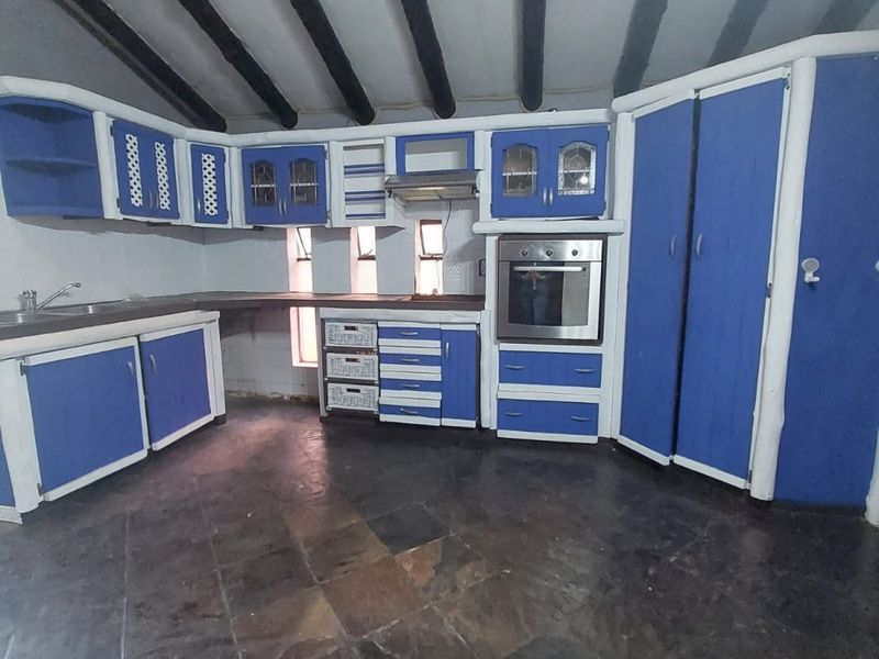 Family home with lots of potential - Photo 10