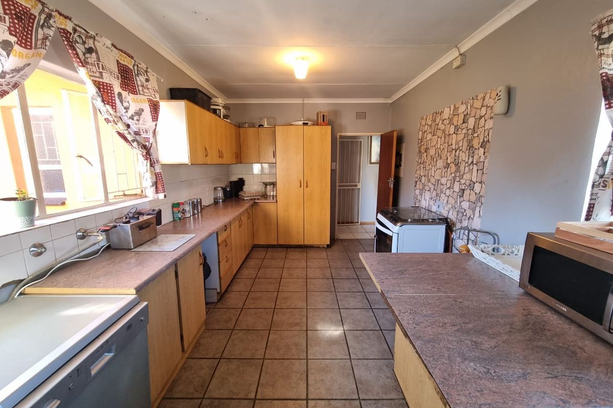 Perfect family home, situated on a corner stand with roomy yard. - Photo 4