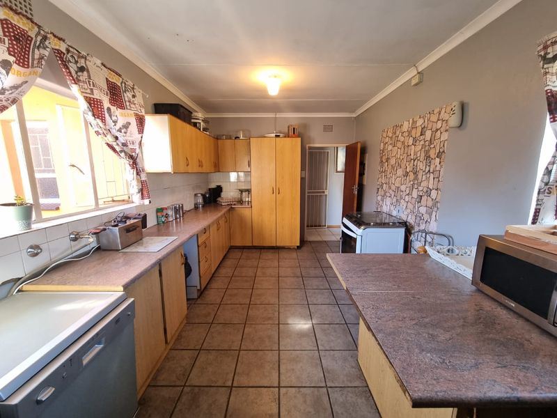Perfect family home, situated on a corner stand with roomy yard. - Photo 4