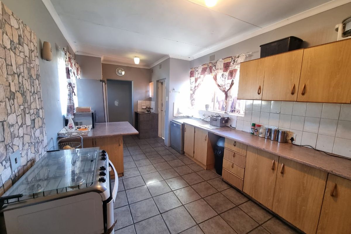 Perfect family home, situated on a corner stand with roomy yard. - Photo 5