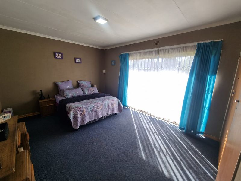 Perfect family home, situated on a corner stand with roomy yard. - Photo 10