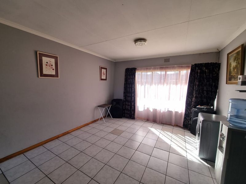 Perfect family home, situated on a corner stand with roomy yard. - Photo 8
