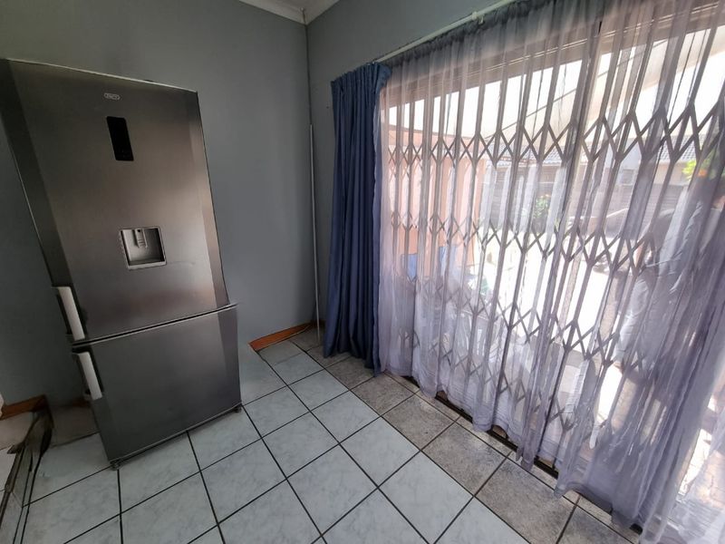 Perfect family home, situated on a corner stand with roomy yard. - Photo 7