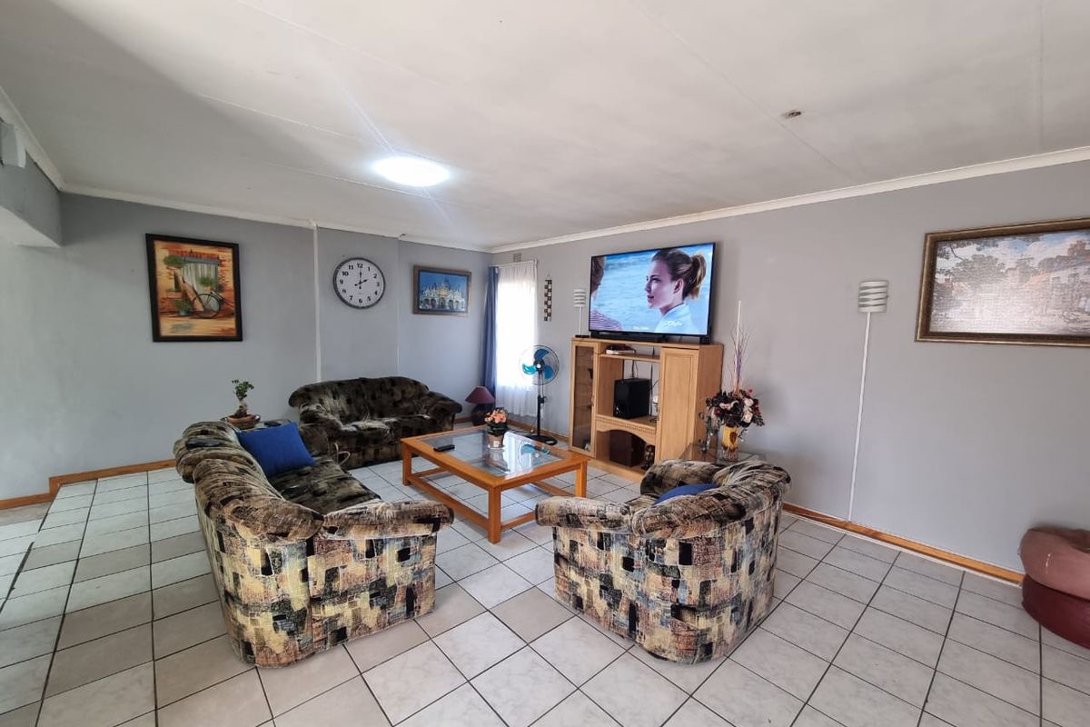 Perfect family home, situated on a corner stand with roomy yard. - Photo 3
