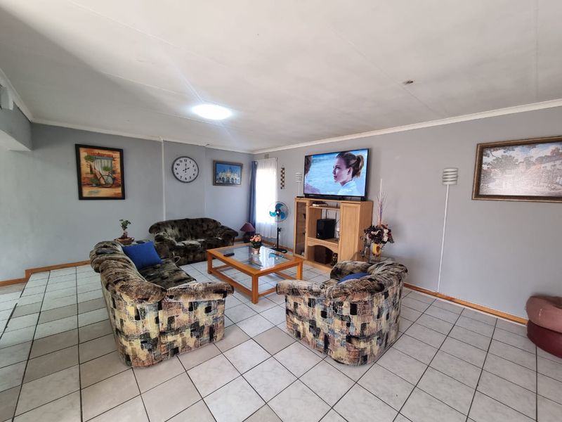 Perfect family home, situated on a corner stand with roomy yard. - Photo 3