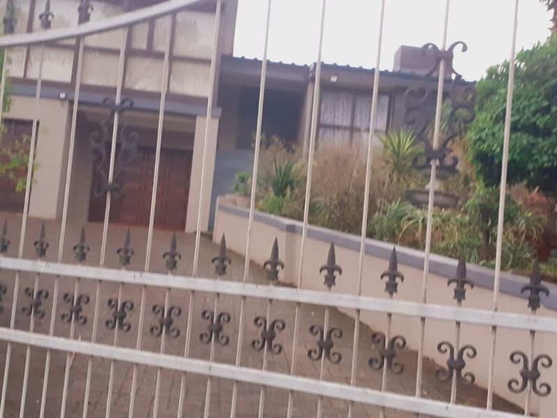 A majestic, luxurious home for the entertainer! - Photo 9