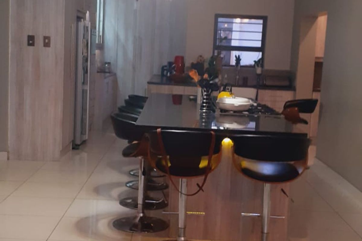 A majestic, luxurious home for the entertainer! - Photo 2