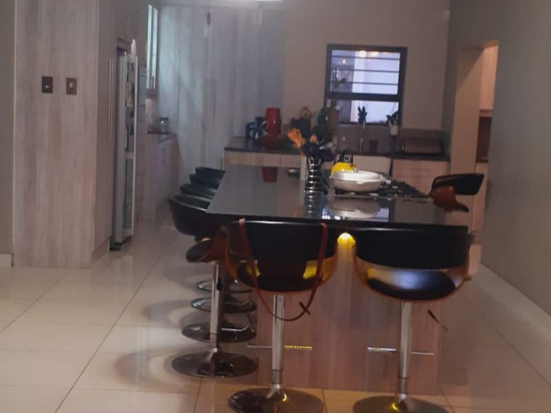 A majestic, luxurious home for the entertainer! - Photo 2