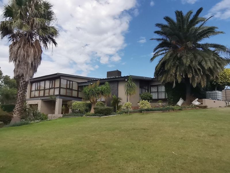 A majestic, luxurious home for the entertainer! - Photo 8