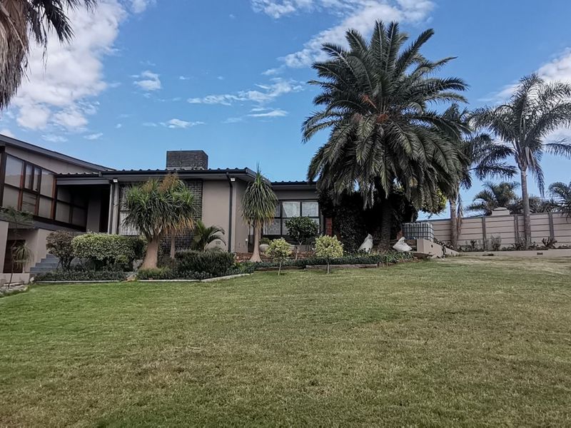 A majestic, luxurious home for the entertainer! - Photo 7