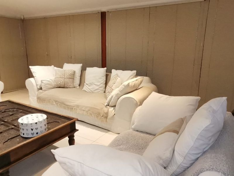 A majestic, luxurious home for the entertainer! - Photo 4